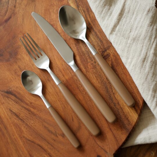 Set de 16 couverts inox et marron – Image 2