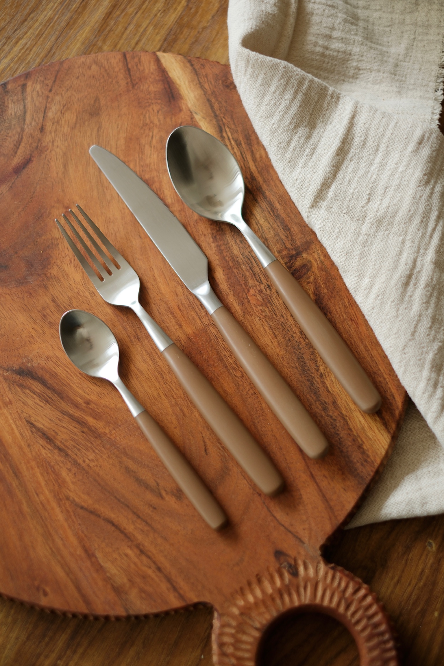 Set de 16 couverts inox et marron – Image 2