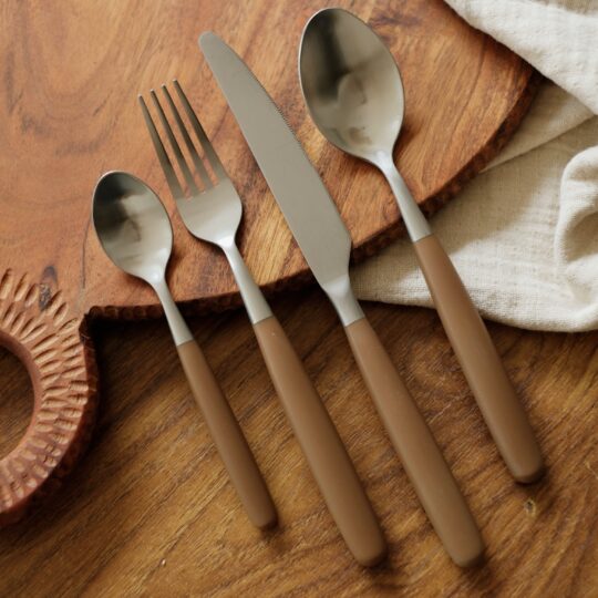 Set de 16 couverts inox et marron – Image 1