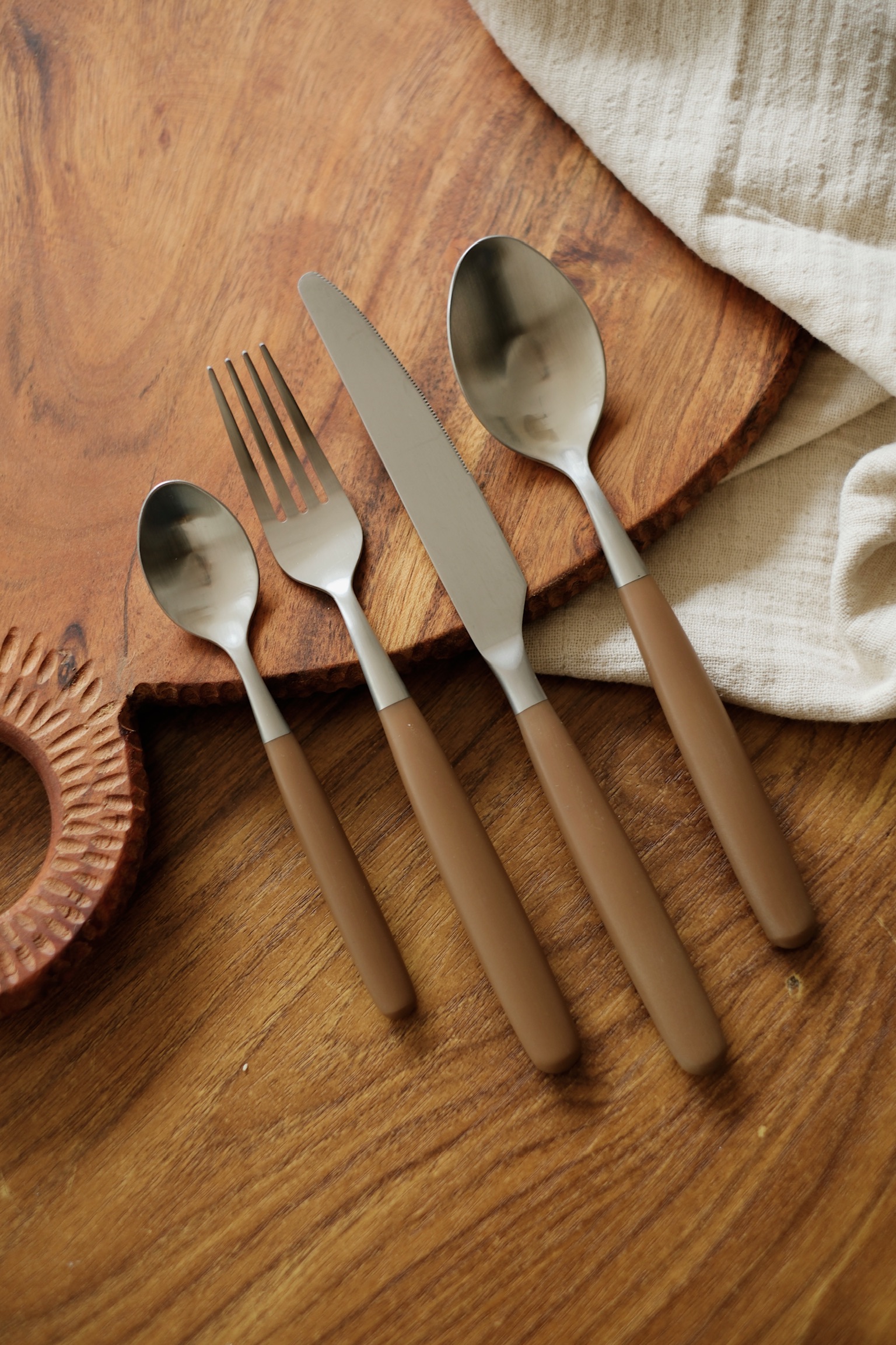 Set de 16 couverts inox et marron – Image 1