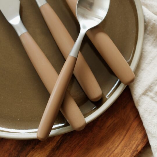 Set de 16 couverts inox et marron – Image 3