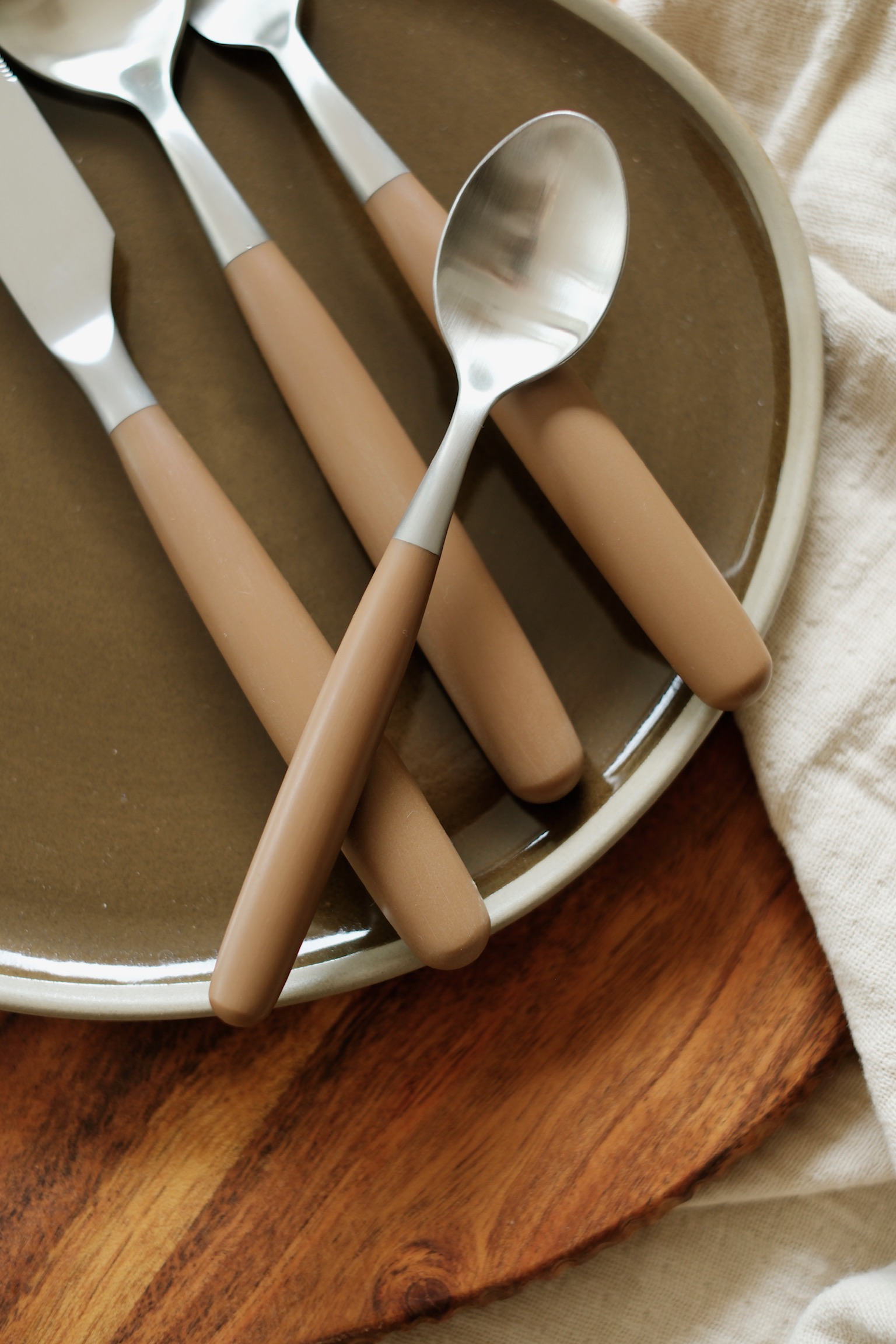 Set de 16 couverts inox et marron – Image 3