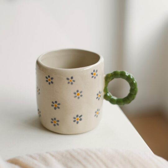 Tasse en grès à fleurs