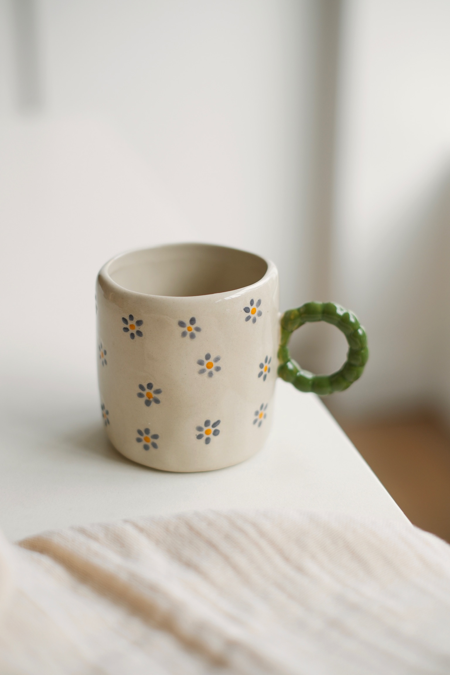 Tasse en grès à fleurs