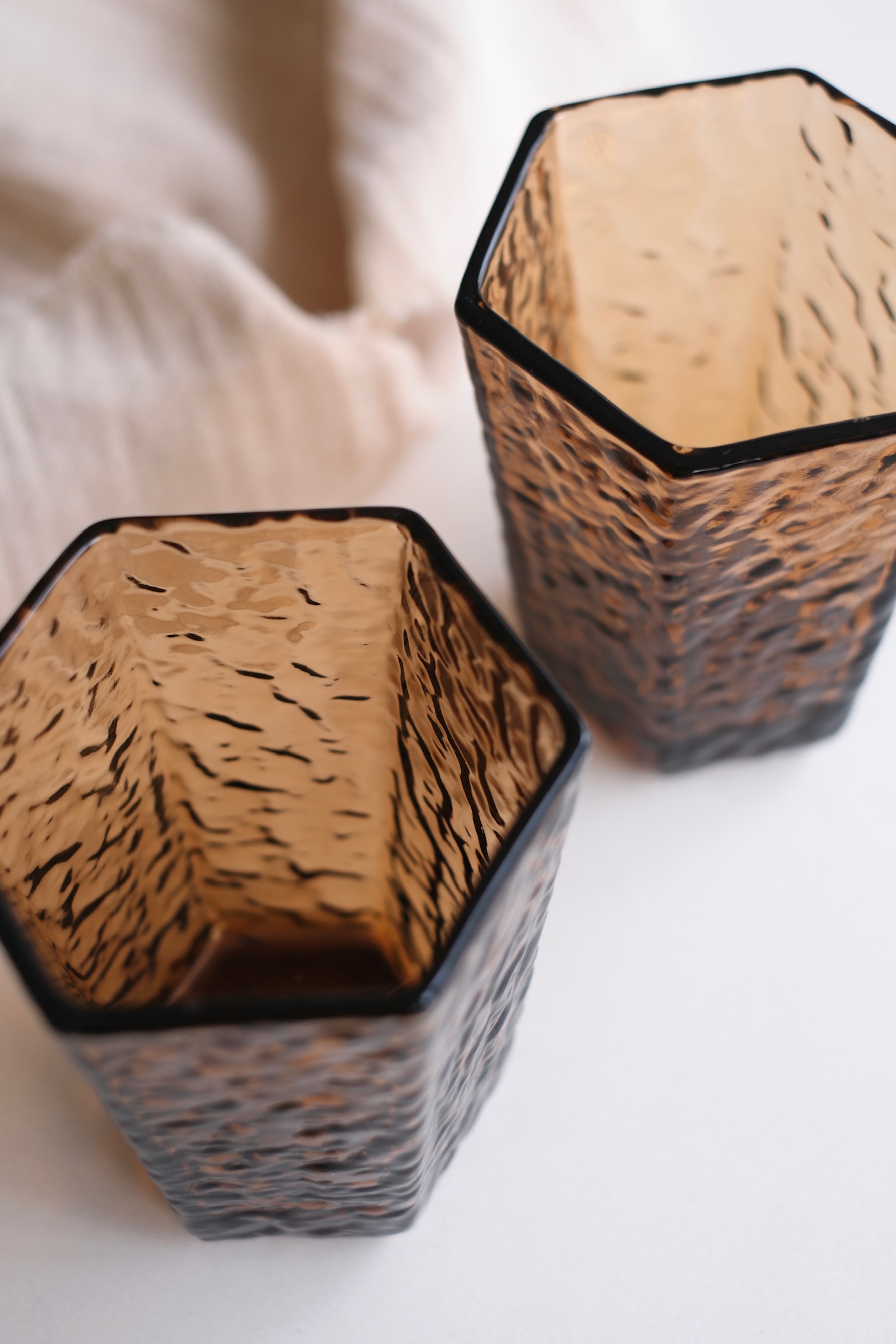 Set de 6 verres ambré effet martelé - pied ou gobelet – Image 2