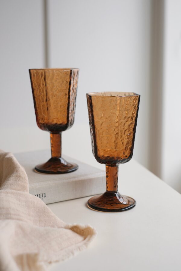 verre ambré à pied