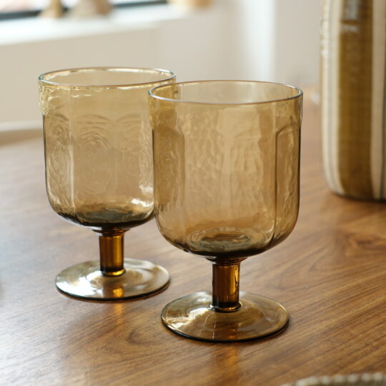 verre à pied ambré côtelé