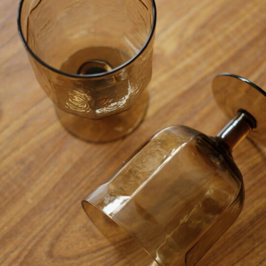 verre ambré à pied