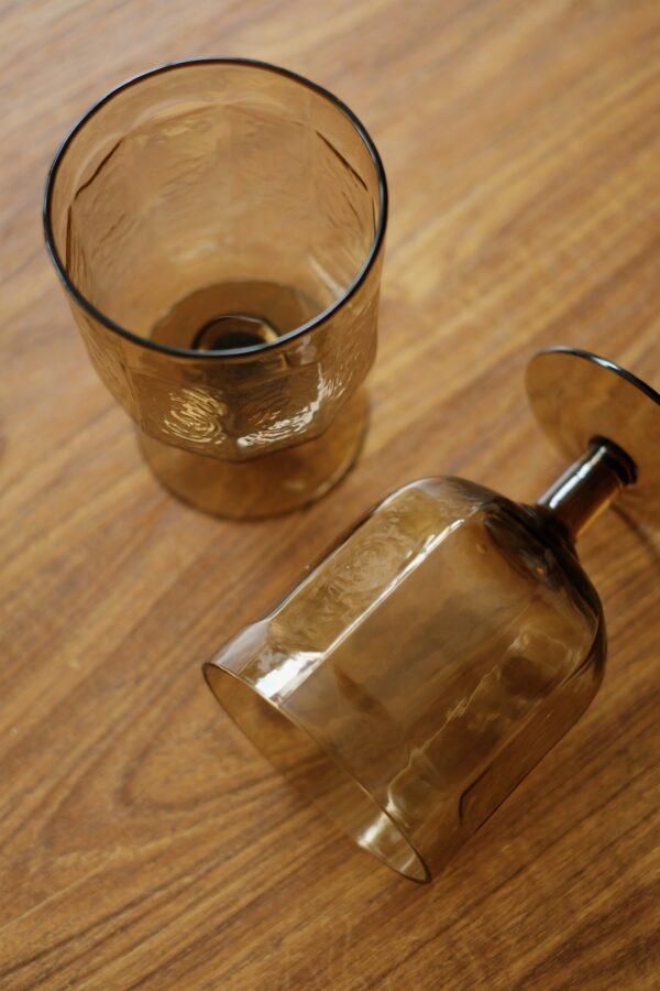 verre ambré à pied