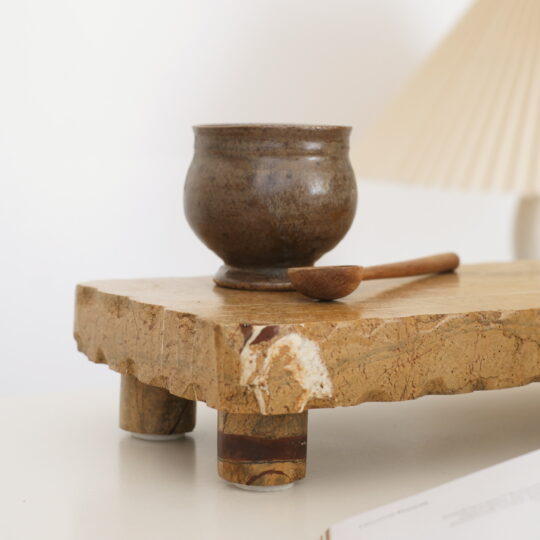 planche à découper sur pieds en marbre