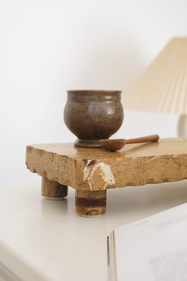 planche à découper sur pieds en marbre