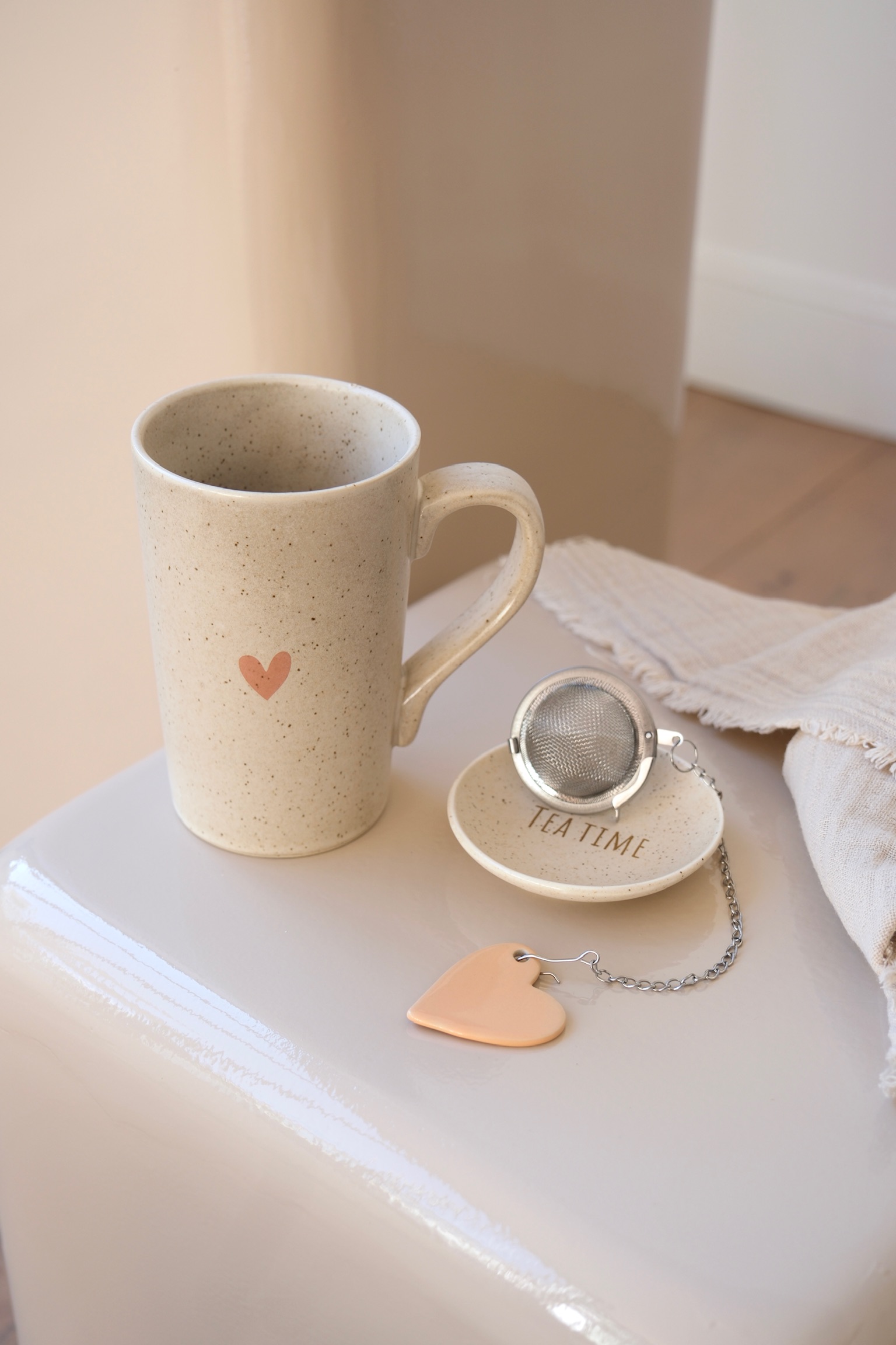tasse à thé porcelaine soucoupe et boule à thé