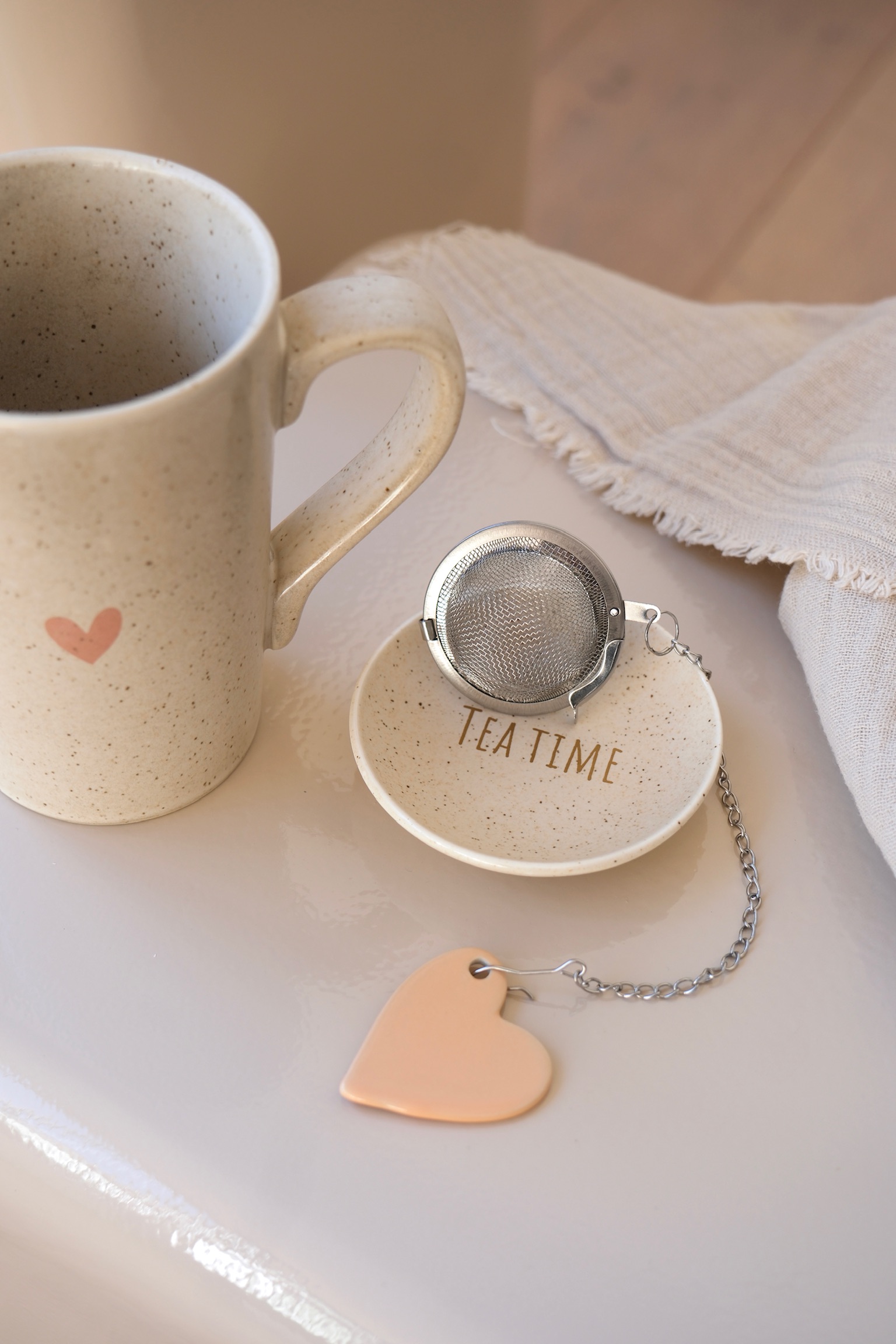 tasse à thé porcelaine soucoupe et boule à thé