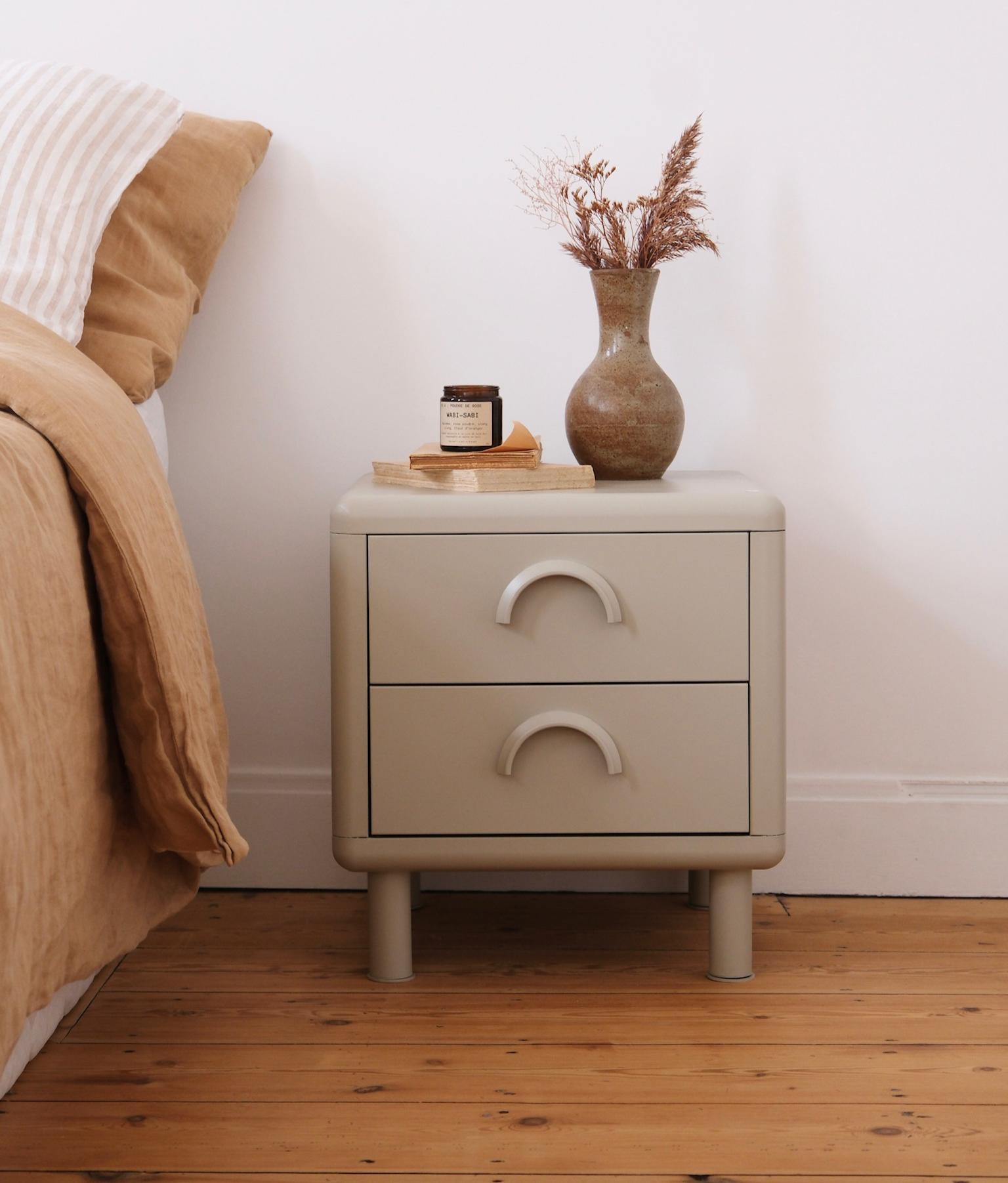 table de chevet en métal beige