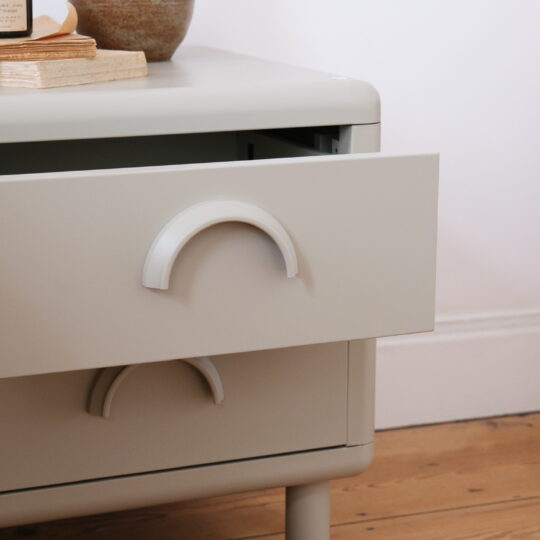 détail table de chevet en métal