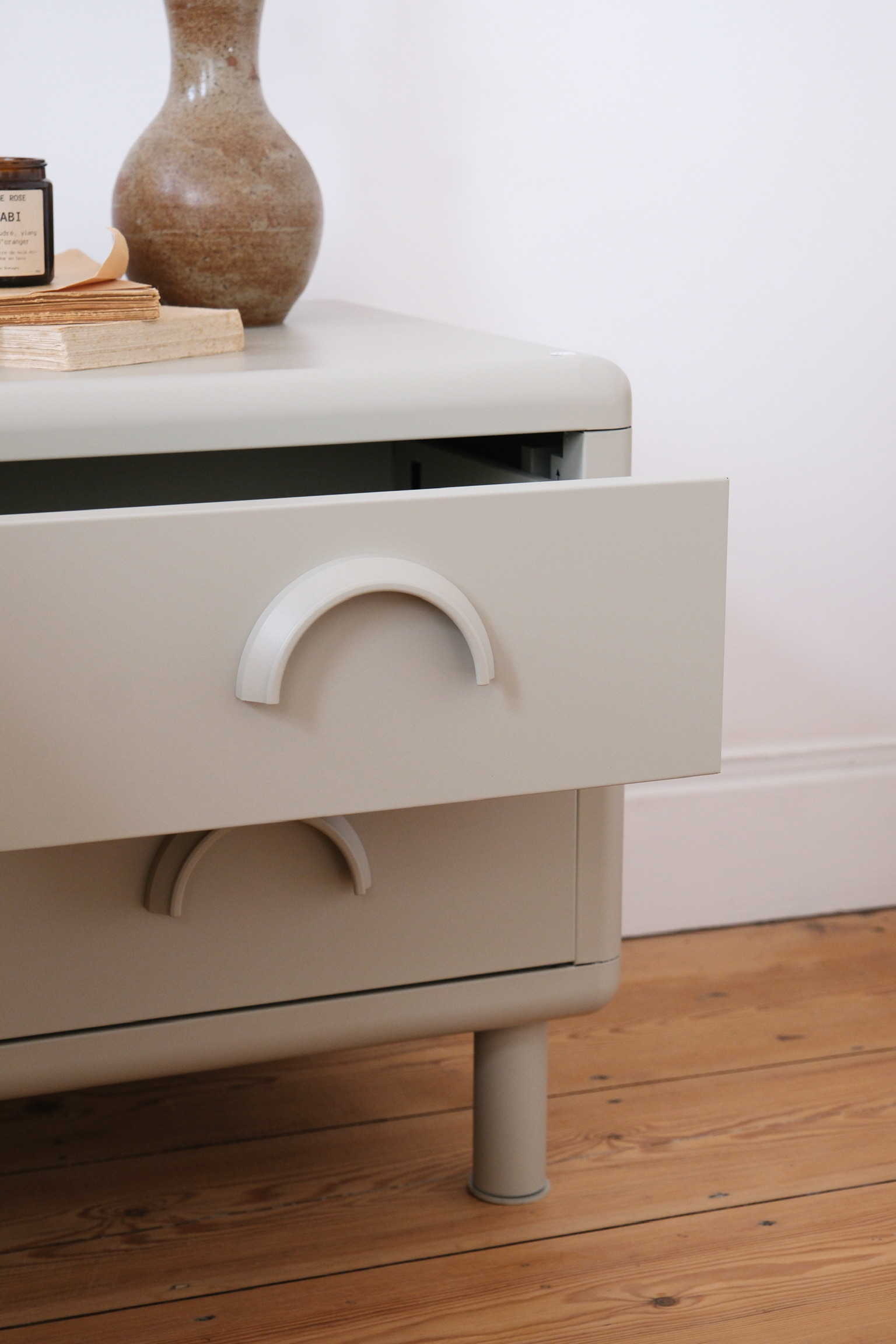 détail table de chevet en métal