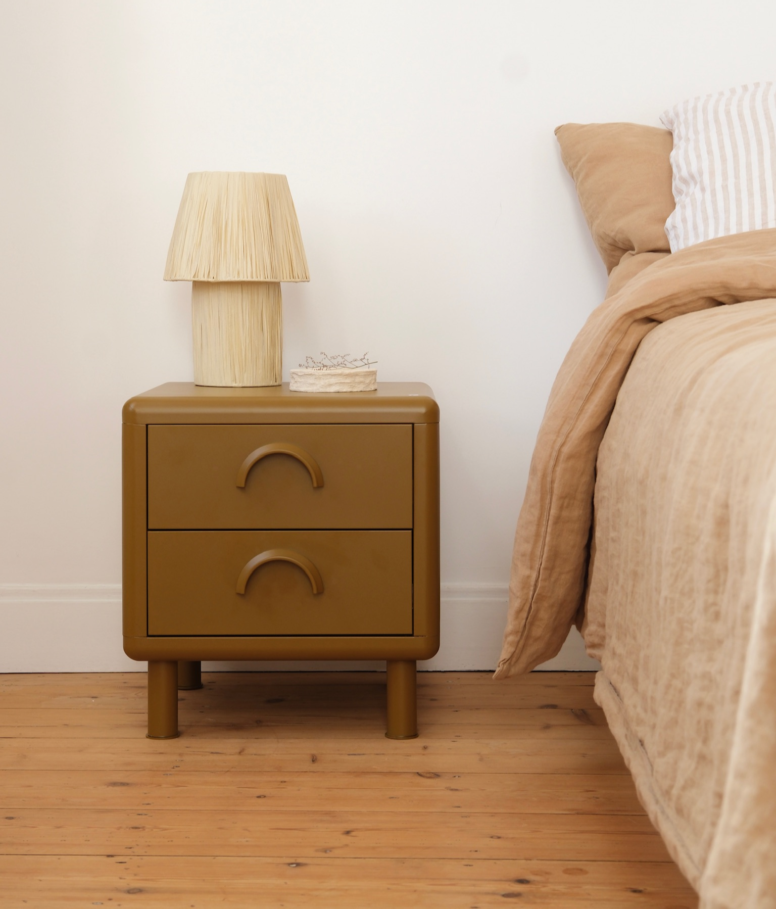 table de chevet moutarde