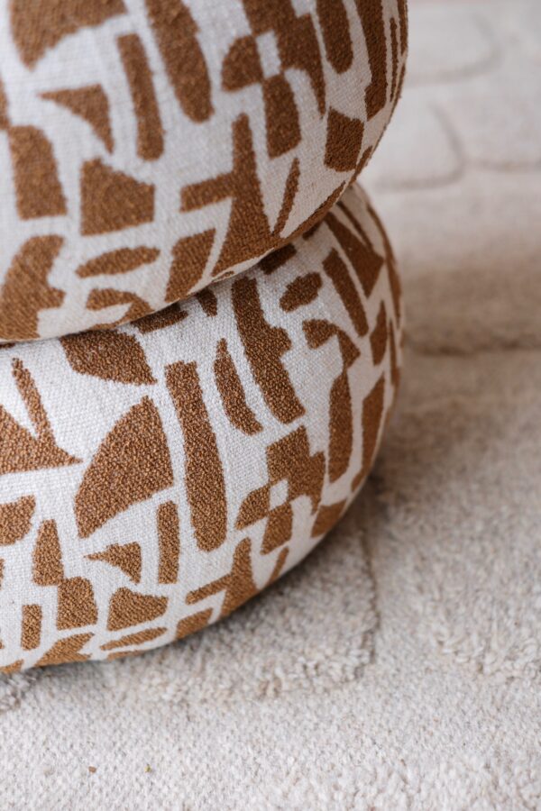 détail pouf beige marron