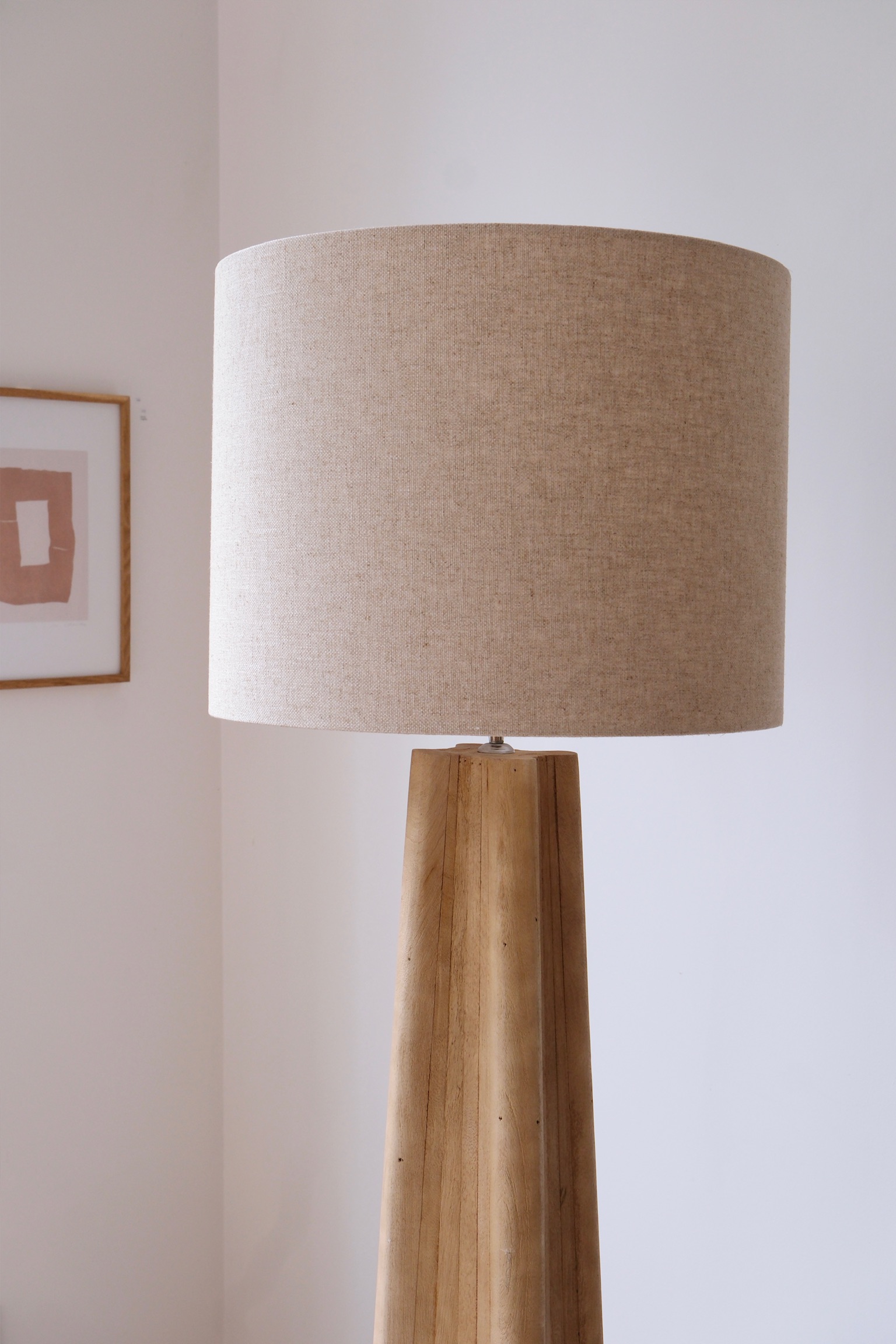 détail Lampadaire en bois de manguier