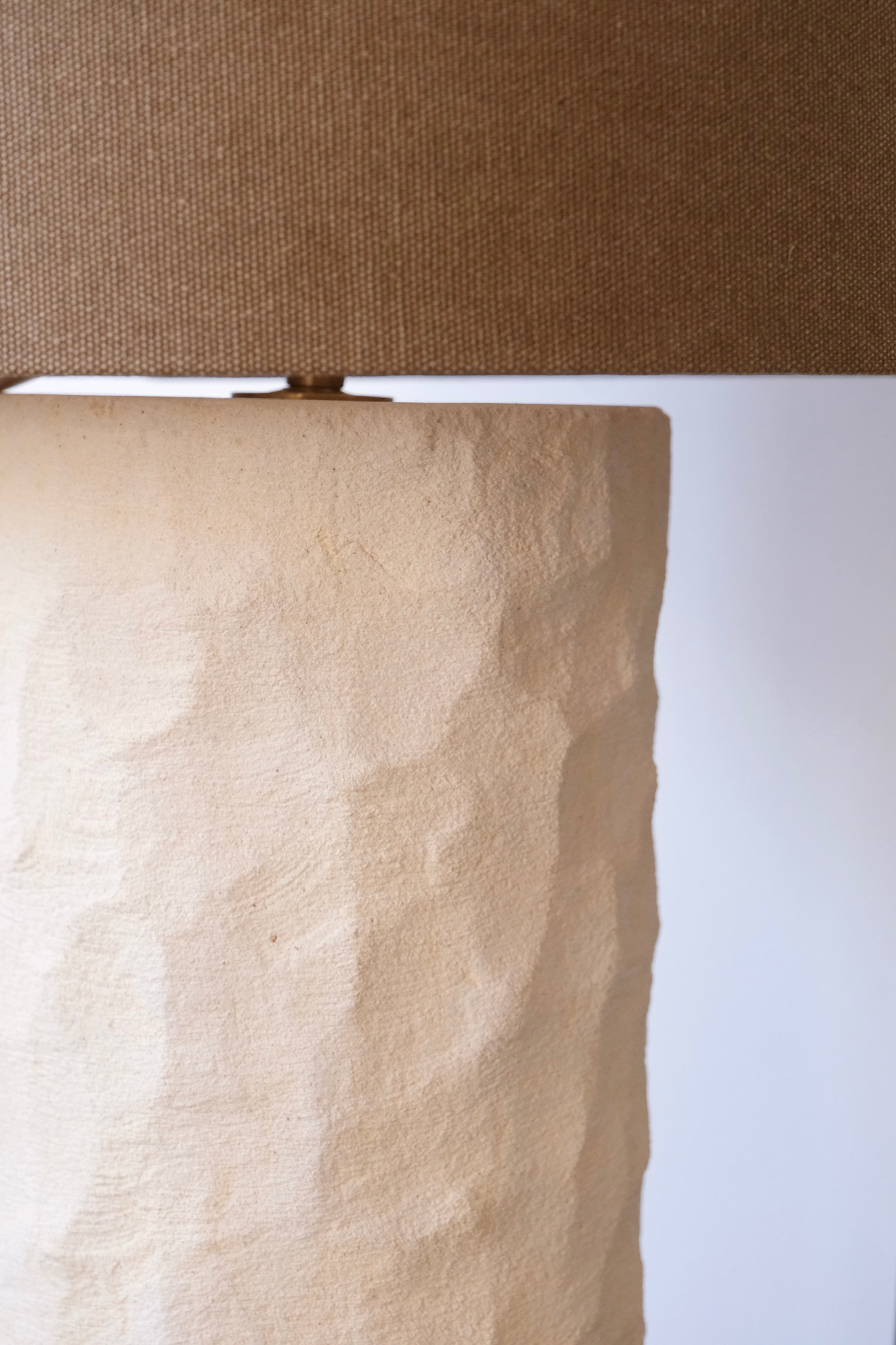 détail lampe à poser grès