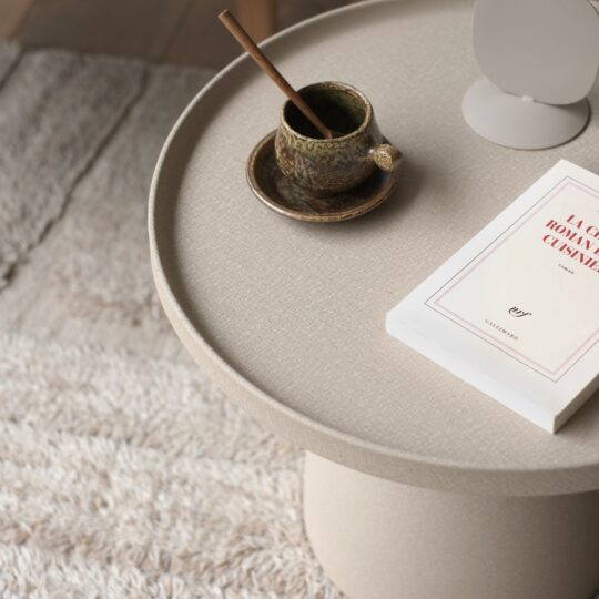 Table d'appoint métal beige texturé – Image 3