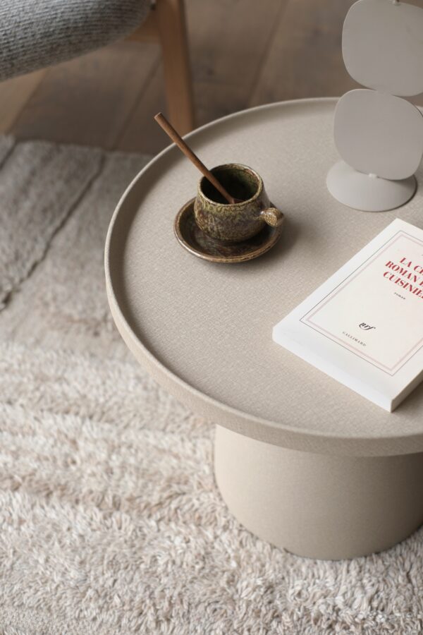 Table d'appoint métal beige texturé