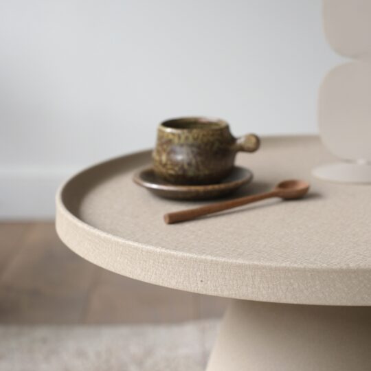Table d'appoint métal beige texturé – Image 4