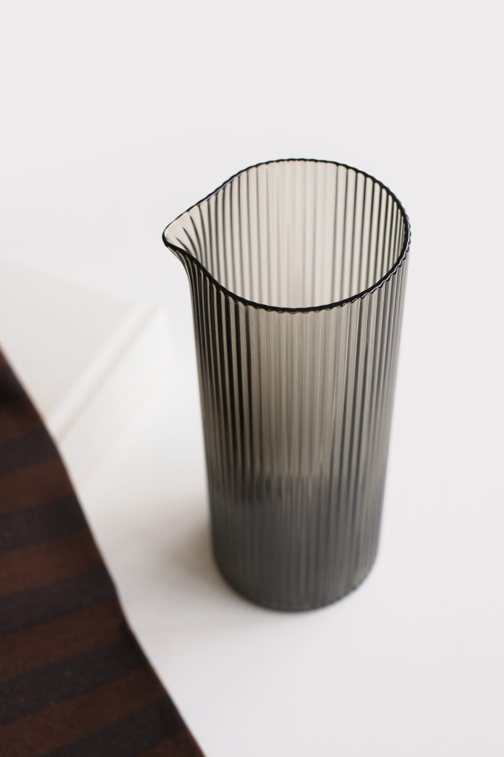 Pichet cannelé fumé gris 400ml – Image 2