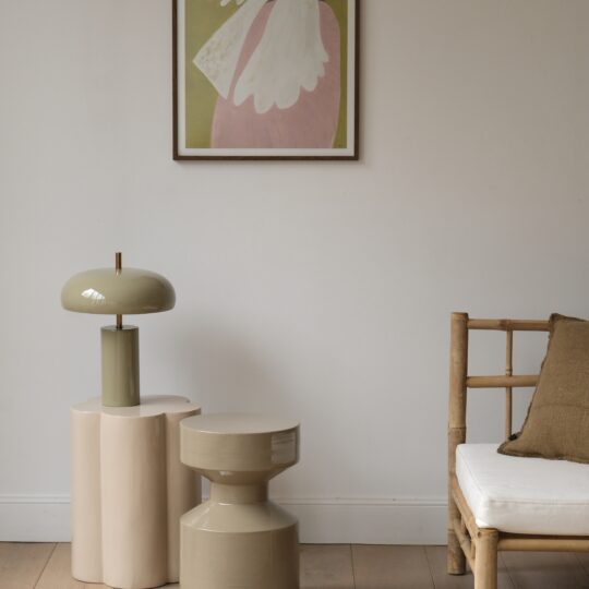 Table d'appoint en métal beige – Image 4