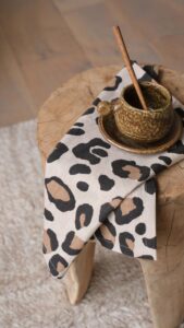 Sélectionner, imaginer, composer… C’est ce que j’aime par-dessus tout : dénicher les pièces Selection M qui prendront vie dans vos intérieurs 🤍 Car oui, chez Selection M, nous vous proposons aussi un véritable accompagnement déco pour transformer vos espaces, en privilégiant des matériaux nobles et des pièces intemporelles. Une sélection pointue, pensée dans les moindres détails et personnalisée au-delà des produits disponibles sur notre site 💛