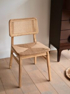Notre chaise en cannage, un savoir-faire traditionnel revisité dans un design contemporain épuré 👌🏻💛