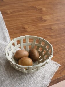 Quand la déco s’invite à table… Gros coup de cœur pour nos nouveaux saladiers : un design ajouré canon et des teintes toutes douces, parfaites pour le printemps ! 🌸