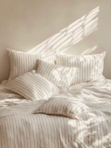 Coup de cœur pour cette housse de couette en double gaze de coton lavé sublimée par ses fines rayures graphiques : une douceur simple, des chambres méditerranéennes 💛