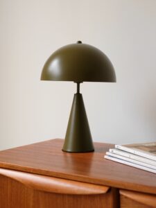 Zoom sur notre lampe champignon en métal mat, inspirée du design seventies 💛 Dispo dès maintenant en deux coloris sur selectionm.com