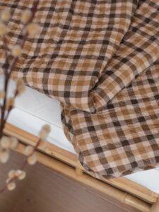 Charme champêtre et douceur absolue pour notre nouveau couvre-lit en coton matelassé. On adore ses carreaux vichy intemporels 🤎✨