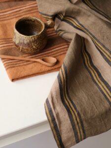 L’indispensable de la cuisine : Nos torchons rayés en lin & coton ☕️ Pratiques, résistants et disponibles en deux coloris !