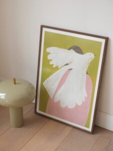 Envie d’une touche de couleurs & de poésie dans votre intérieur ? On a déniché l’affiche qu’il vous faut 😍