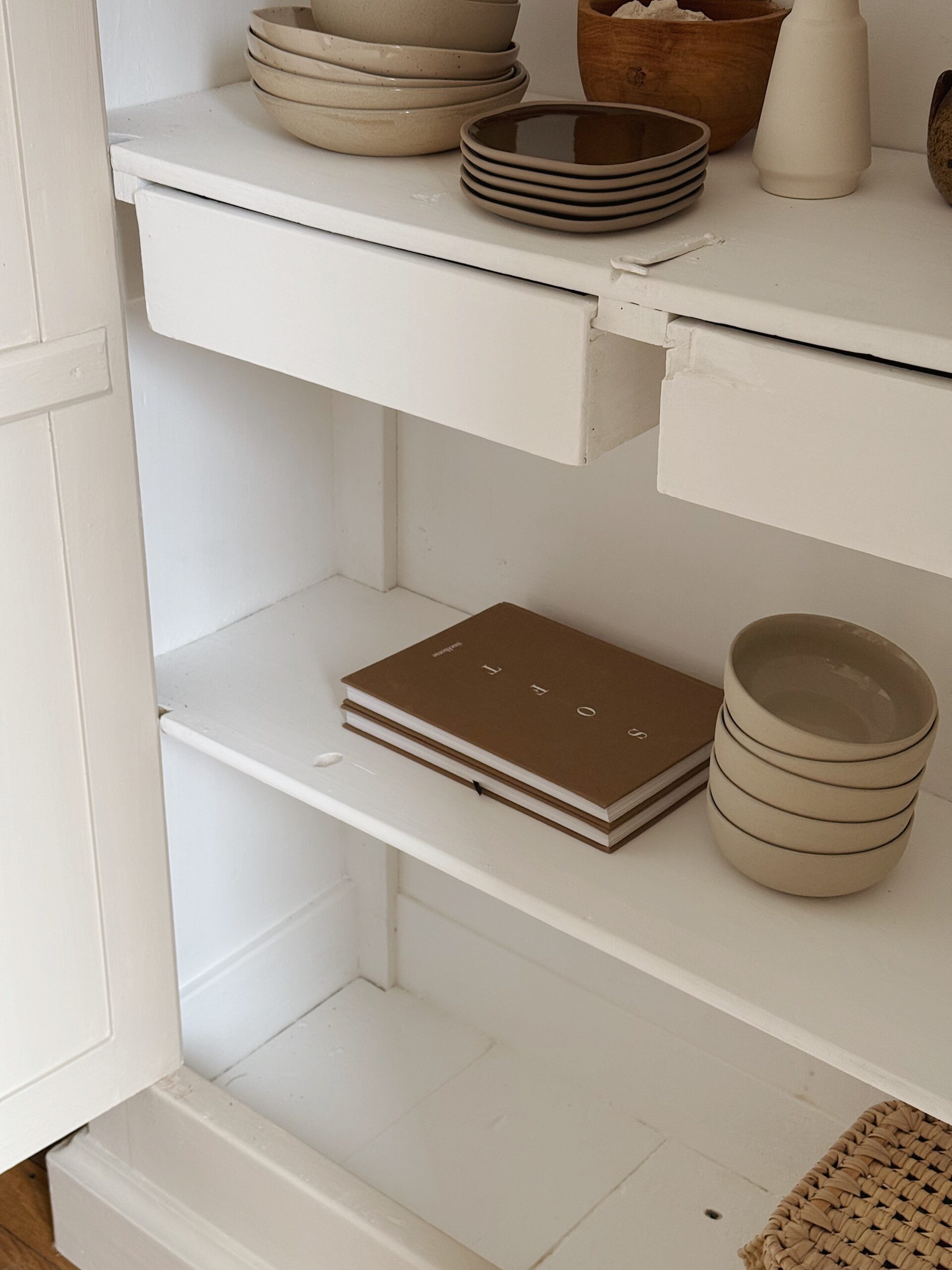 Armoire parisienne vintage en bois – Image 7