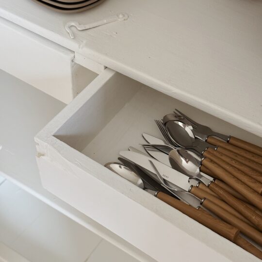 Armoire parisienne vintage en bois – Image 3