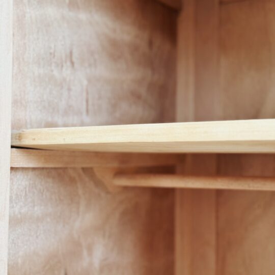 Armoire vintage en bois brut – Image 3