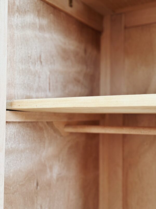 Armoire vintage en bois brut