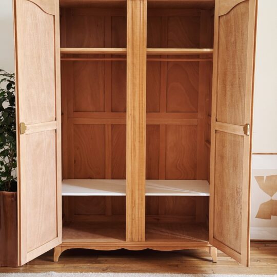 Armoire vintage en bois brut – Image 2