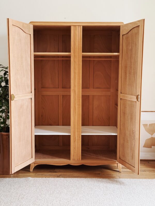 Armoire vintage en bois brut