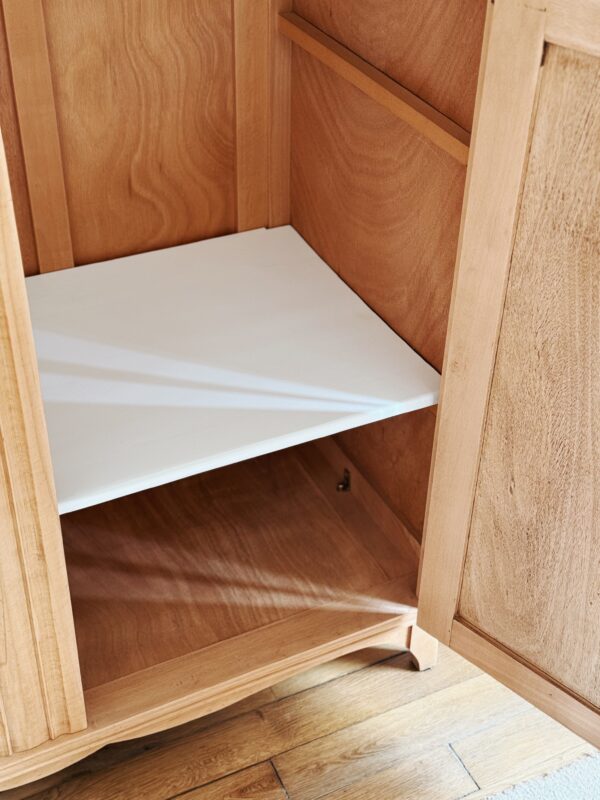 Armoire vintage en bois brut