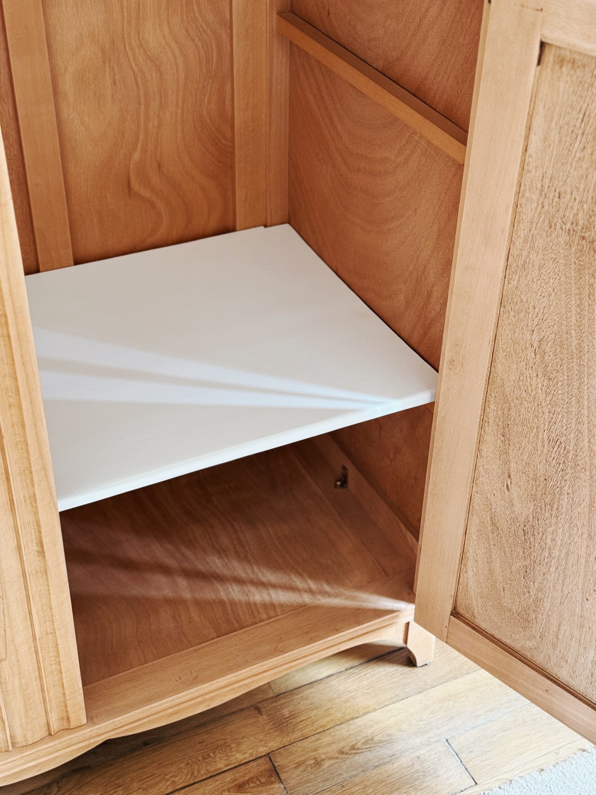 Armoire vintage en bois brut – Image 4