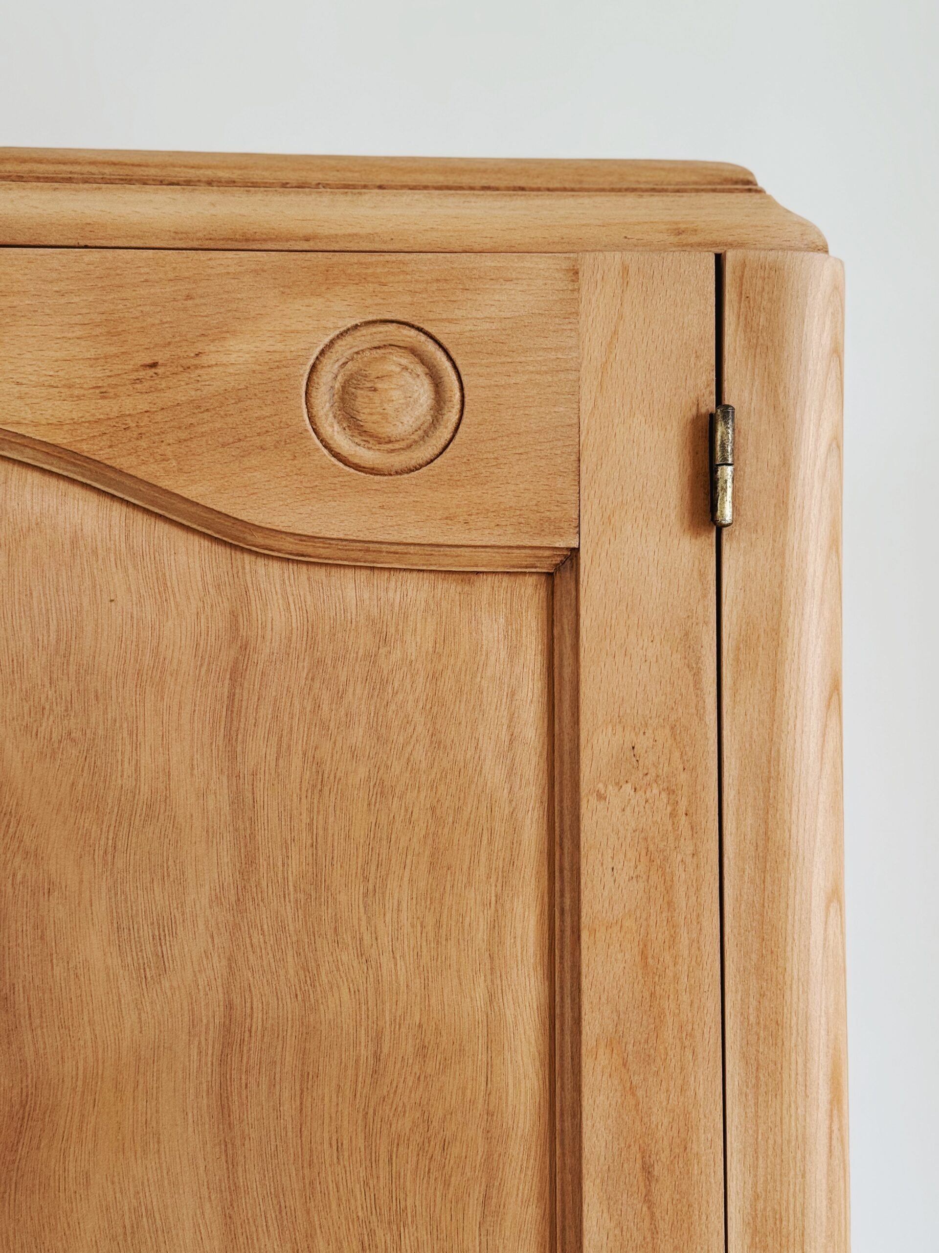 Armoire vintage en bois brut – Image 7