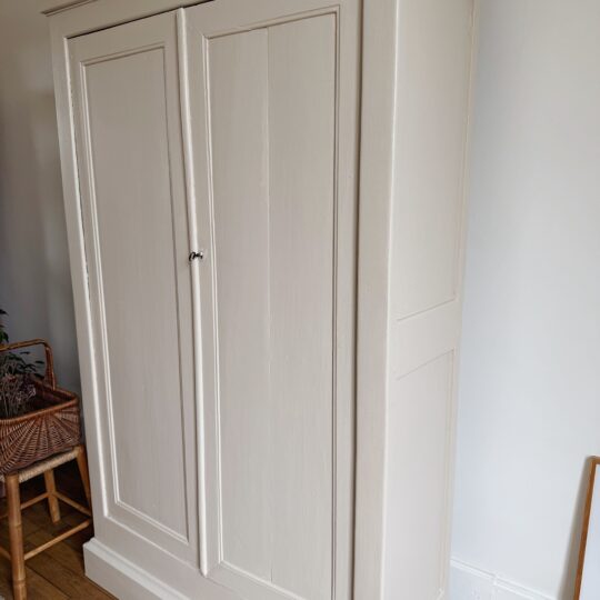 Armoire parisienne vintage en bois – Image 9