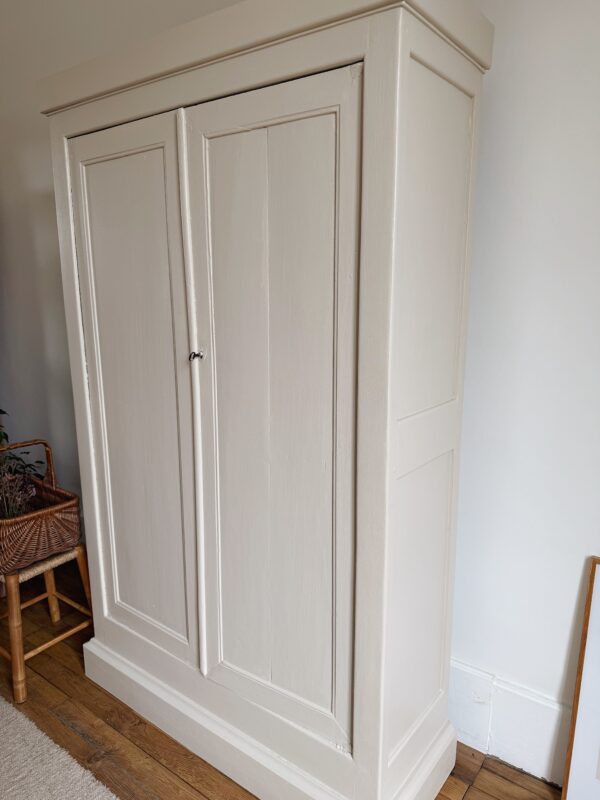 Armoire parisienne vintage en bois