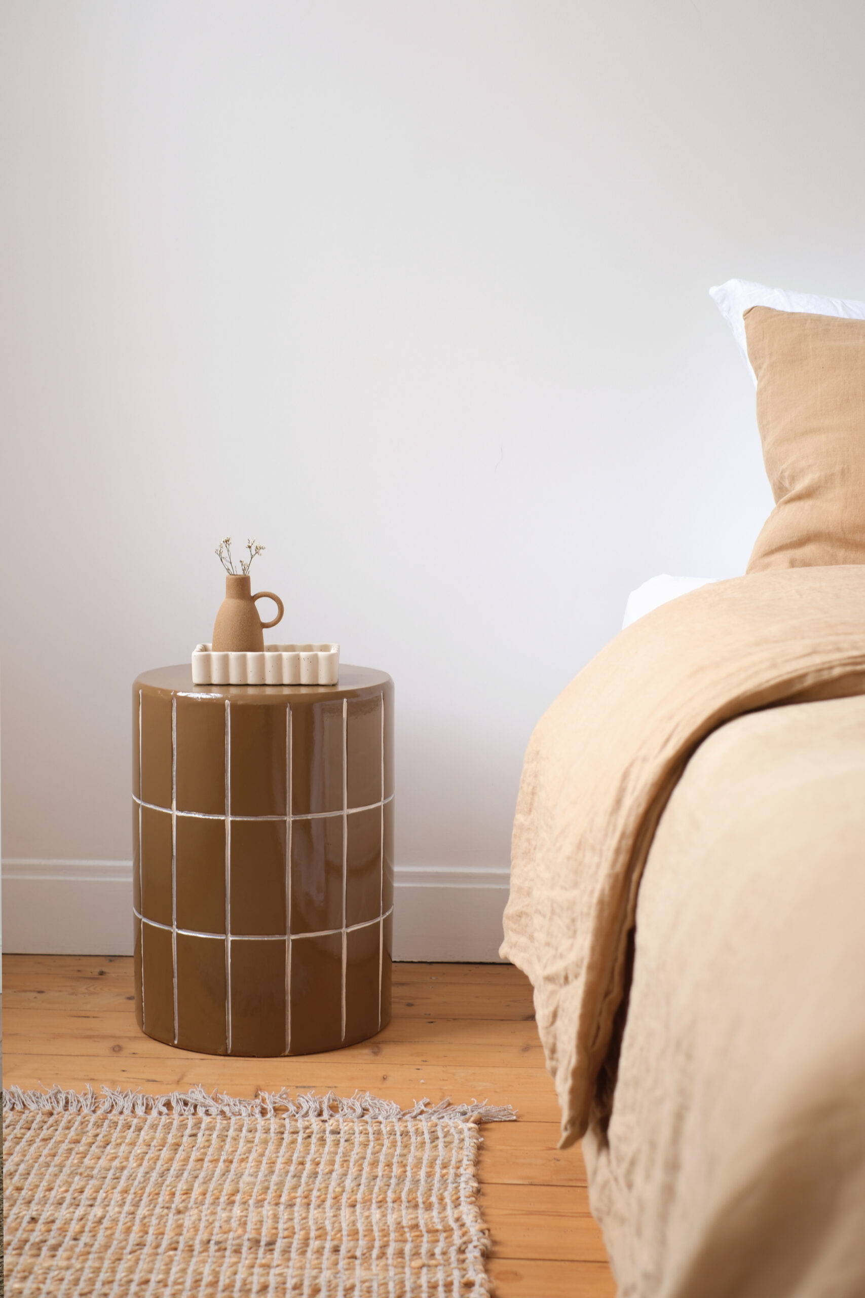 Bout de canapé carreaux marron – Image 1