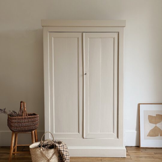 Armoire parisienne vintage en bois – Image 1